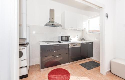 virtuve, Three-Bedroom Holiday Home In Unesic in Unešić