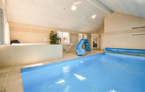 Peldbaseins, 8 Bedroom Beautiful Home In Grenaa in Alsrode