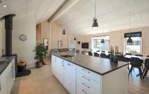 virtuve, 8 Bedroom Beautiful Home In Grenaa in Alsrode