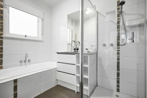 4BR Beachside Home With Theatre