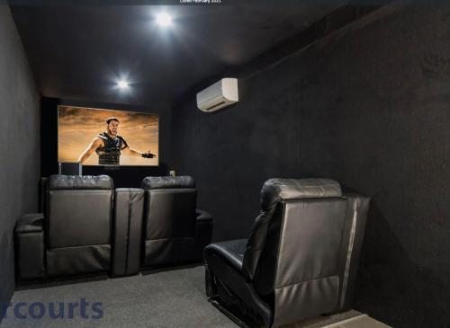 4BR Beachside Home With Theatre