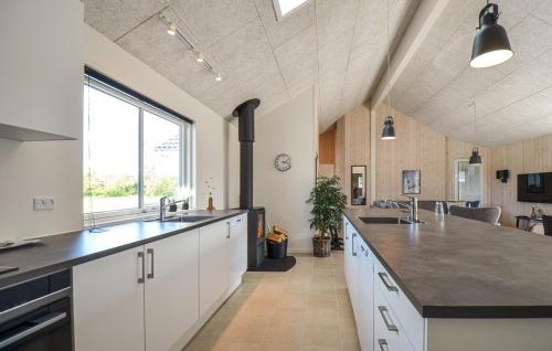 virtuve, 8 Bedroom Beautiful Home In Grenaa in Alsrode