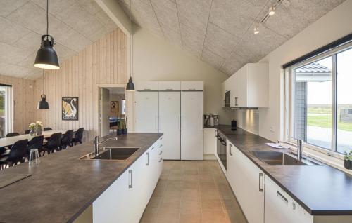 virtuve, 8 Bedroom Beautiful Home In Grenaa in Alsrode