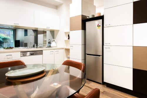 Richmond Retreat with Courtyard Parking - image 4