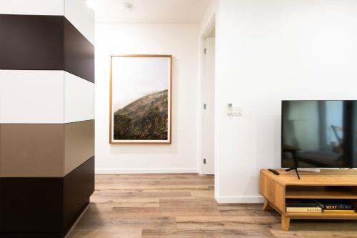 Richmond Retreat with Courtyard Parking - image 5
