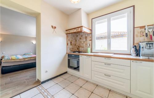 virtuve, Stunning Home In Bassan With Wifi in Bassan