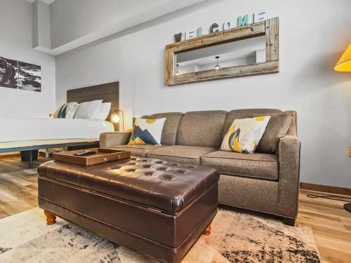 Highland House 420 Stylish Studio in the Village Hot Tub WiFi in Snowshoe, USA