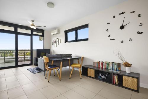 Coburg Loft 270 Views Top Floor Retreat – khách sạn tại Brunswick