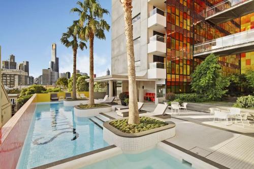 Coventry Classic Retreat Pool, Spa & City Access, Melbourne