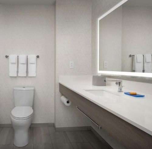 Holiday Inn Express & Suites Knoxville-Clinton by IHG in Clinton, USA