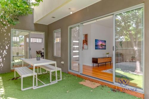 Létesítmények, Relaxing Getaway Oasis with Patio in Charming Kew in Kew