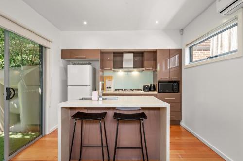 Konyha, Relaxing Getaway Oasis with Patio in Charming Kew in Kew