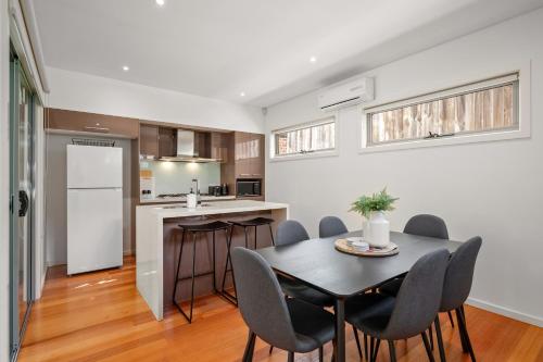 Konyha, Relaxing Getaway Oasis with Patio in Charming Kew in Kew