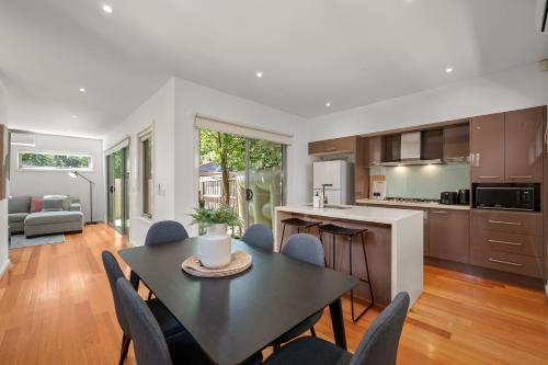 Konyha, Relaxing Getaway Oasis with Patio in Charming Kew in Kew