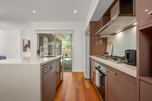 Konyha, Relaxing Getaway Oasis with Patio in Charming Kew in Kew