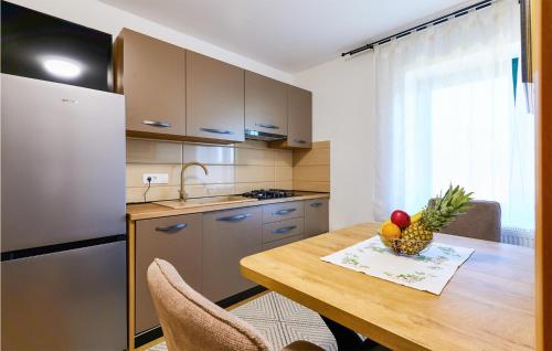 virtuve, Awesome Home In Ivanska in Ždralovi