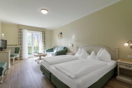 1 queen bed, 1 sofa bed