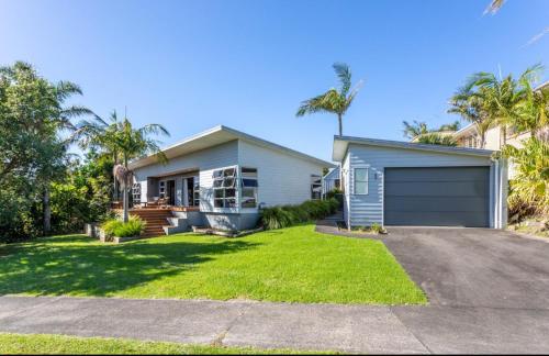 Norfolk Palms - Smurfers Paradise in Tairua