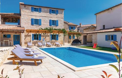 Peldbaseins, Nine-Bedroom Holiday Home In Bokordici in Bokordici
