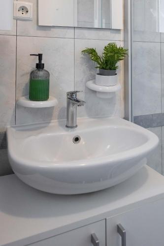 Modern studio near City Center Room Type - One-Bedroom Apartment