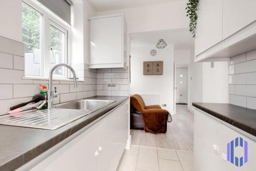 Pool Table - Spacious and Tranquil Hideaway - Near Airport - Sleeps 10 - Tap to explore photos