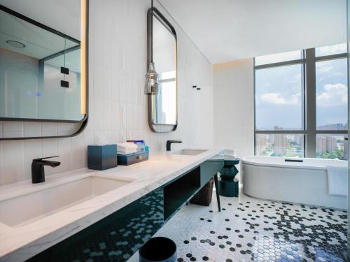 Executive King Suite image 10