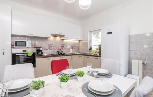 virtuve, 3 Bedroom Lovely Apartment In Jurdani in Jusici