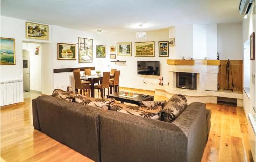 Three-Bedroom Holiday Home In Zmijavci in Zmijavci