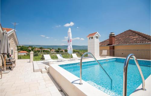 Peldbaseins, Three-Bedroom Holiday Home In Zmijavci in Zmijavci