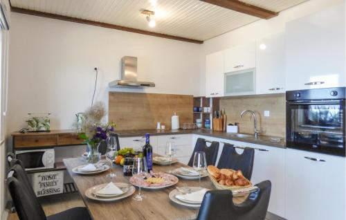 廚房, Lovely Apartment In Omis With House Sea View in 奧米斯