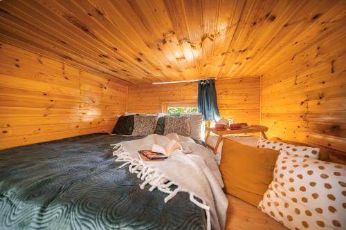 Lake Retreat Tiny House and Sauna in Kamenice
