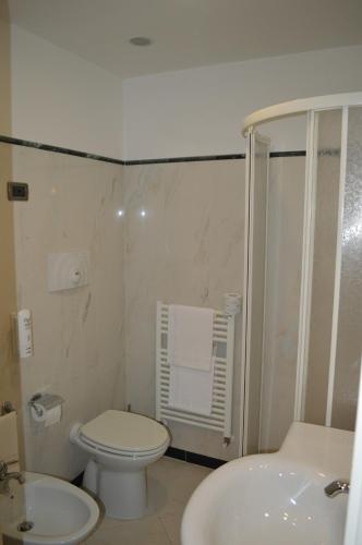 4 twin beds