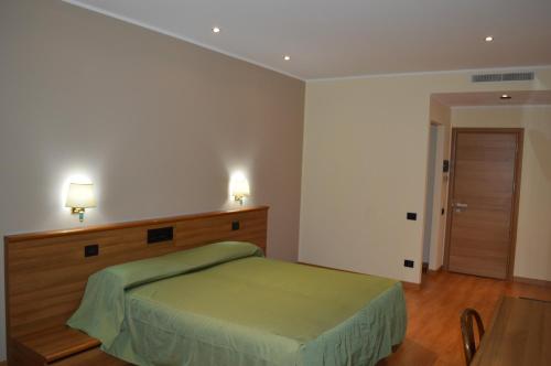 Canadian Hotel - image 2