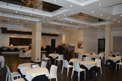 Canadian Hotel - image 7