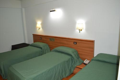 1 queen bed, 1 twin bed