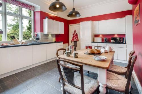 Richmond Place - Apartment in Private Mansion - Tap to explore photos