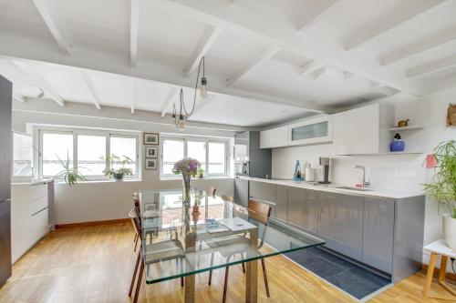 Paris Super Loft Overtop - image 12