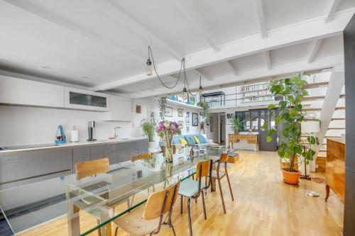 Paris Super Loft Overtop - image 10