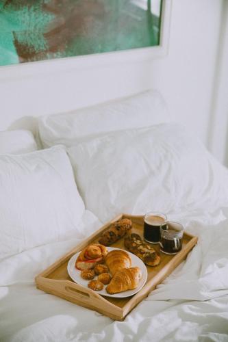 Romantic Artist Room Montmartre Bed & Breakfast - image 6