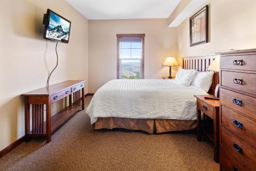 Soaring Eagle 303 Next To Slopes Underground Parking Hot Tubs Locker in Snowshoe, USA