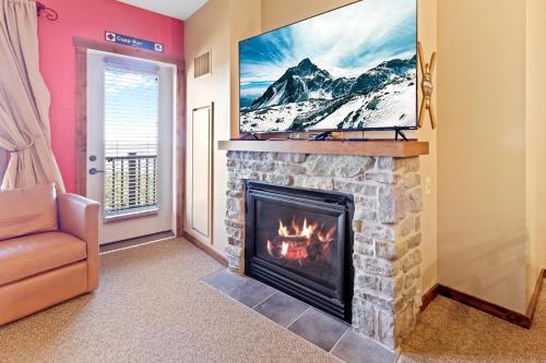 Soaring Eagle 303 Next To Slopes Underground Parking Hot Tubs Locker in Snowshoe, USA