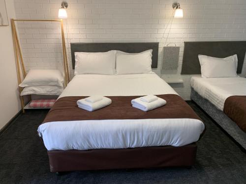 1 queen bed, 1 twin bed