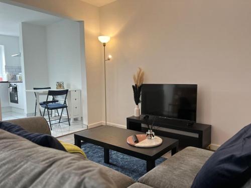 Entire Newly Renovated house -Southampton City - Private Driveway Parking - 4 Bedrooms 5 Beds Sleeps 7 - Great for Friends, Families & Contractors gîte à louer Sholing Railway Station