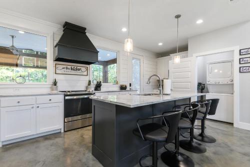 3 Mi to Lake Cabin with Hot Tub in Broken Bow! 3 Mi to Lake Cabin with Hot Tub in Broken Bow!