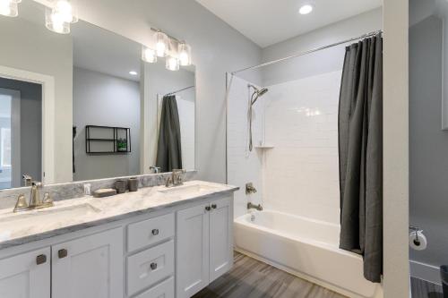 3 Mi to Lake Cabin with Hot Tub in Broken Bow! 3 Mi to Lake Cabin with Hot Tub in Broken Bow!