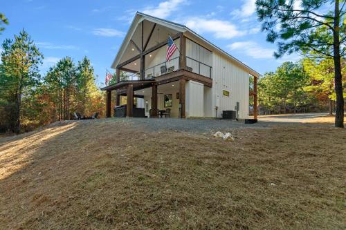 3 Mi to Lake Cabin with Hot Tub in Broken Bow! 3 Mi to Lake Cabin with Hot Tub in Broken Bow!