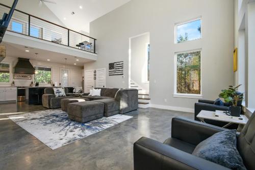 3 Mi to Lake Cabin with Hot Tub in Broken Bow! 3 Mi to Lake Cabin with Hot Tub in Broken Bow!