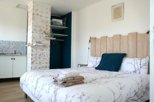 1 queen bed, 2 twin beds