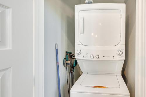 3 Mi to Lake Cabin with Hot Tub in Broken Bow! 3 Mi to Lake Cabin with Hot Tub in Broken Bow!