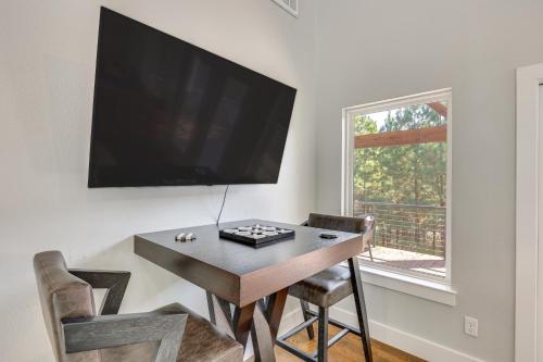 3 Mi to Lake Cabin with Hot Tub in Broken Bow! 3 Mi to Lake Cabin with Hot Tub in Broken Bow!